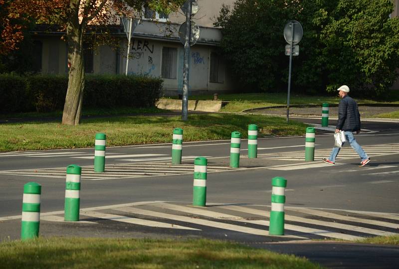 Zelené sloupky, balisety, na silnicích v ulicích Františka Halase a Bělehradská v Mostě zůstanou