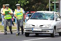 Policisté vyšetřují nehodu, při níž srazilo auto chodce u mosteckého Kahanu.