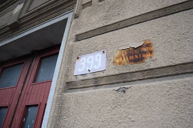 Opuštěný dům v ulici Tržní v Litvínově. Stavební úřad nařídil vlastníkovi, aby si dům zabezpečil.