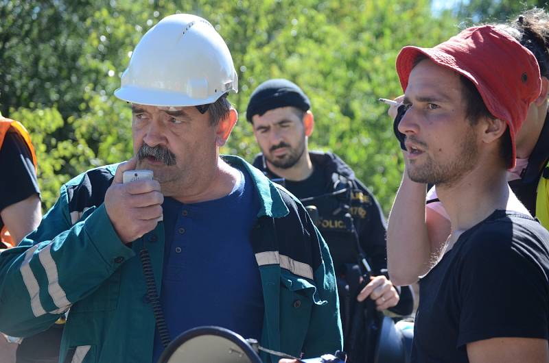 Pochod demonstrantů do dolu Bílina na Mostecku.