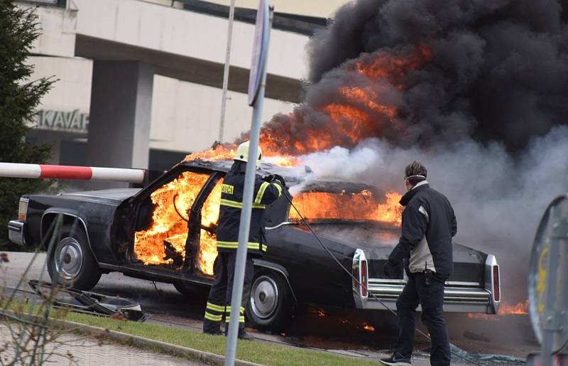 Natáčení seriálu Extinction v centru Mostu. Přihlížející mohli sledovat velký výbuch automobilu