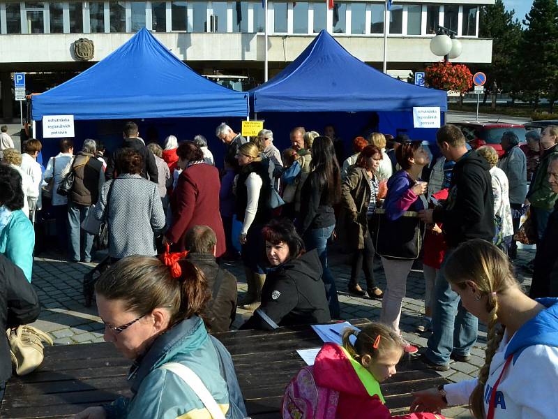 Sobotní farmářská slavnost v Mostě, po které byla oslava Dne seniorů..