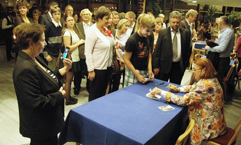 Autogramiáda. Iva Janžurová obdržela v Mostě cenu Forever Young. 