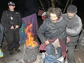 Strážník litvínovské městské policie při kontrole bezdomovců v mrazivé noci.