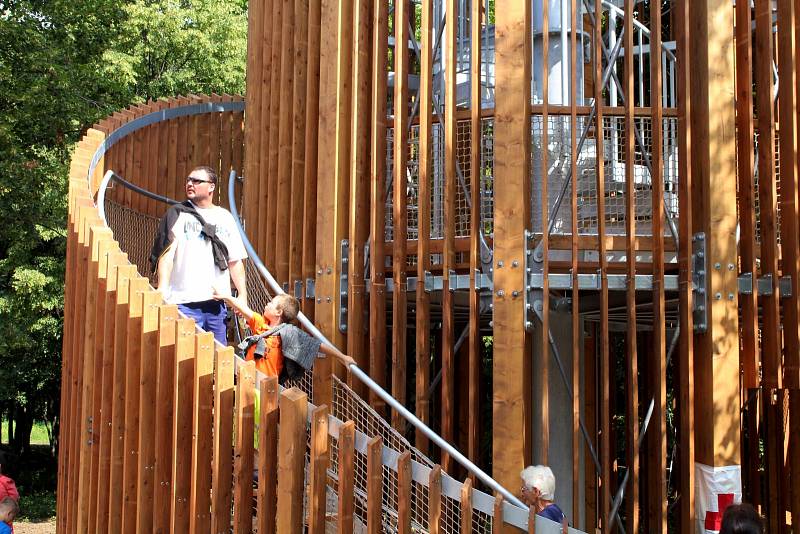 V Mostě na Šibeníku otevřeli nový zábavný park s 3D bludištěm a vyhlídkovou věží