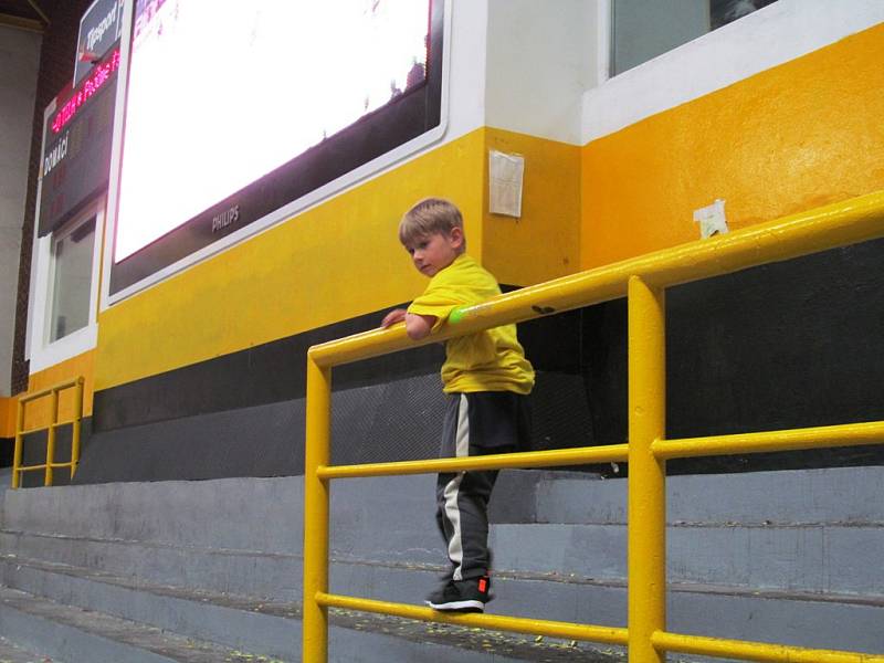 Diváci sledovali sedmý finálový zápas na obrazovce na litvínovském zimním stadionu. Čekala je životní oslava.