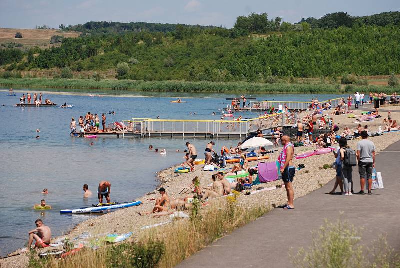 Jezero Most v neděli 3. července odpoledne.