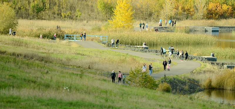 V sobotu 24. října navštívila jezero Most odpoledne i večer řada lidí. Parkoviště byla plná.