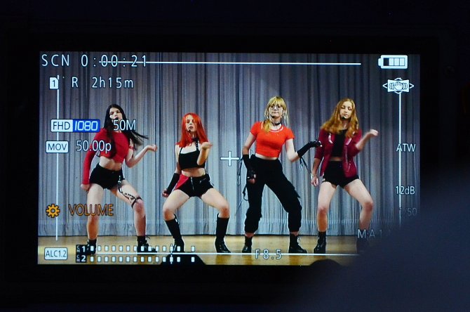 Mostecká dívčí skupina Polaris natáčela v ZUŠ F. L. Gassmanna video pro korejskou porotu z K-POP World Festival.