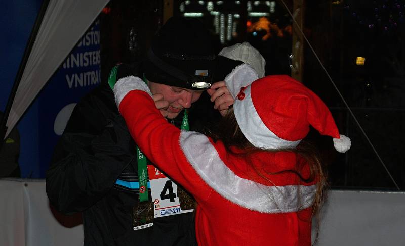 Několik set běžců v čelovkách a vánočních čepicích se na mosteckém 1. náměstí postavilo v neděli 5. prosince na start závodu Christmas Night Run.