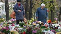 Návštěvnice mosteckého hřbitova vzpomíná na vsypové loučce. Ta je doslova obležena květinami a svíčkami od pozůstalých.