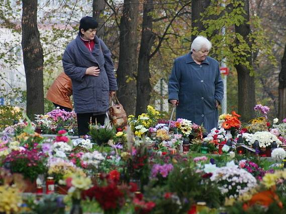 Návštěvnice mosteckého hřbitova vzpomíná na vsypové loučce. Ta je doslova obležena květinami a svíčkami od pozůstalých.