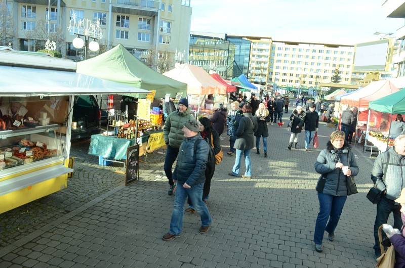 Farmářský trh se soutěží perníčků byl v sobotu součástí Vánočního trhu na 1. náměstí v Mostě.