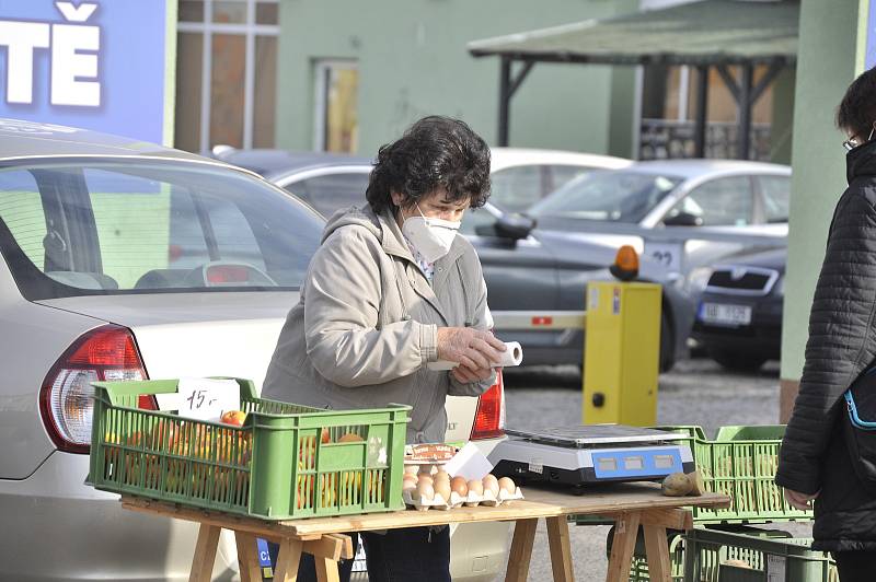 Tržnice u Kosmosu v sobotu ráno 24. dubna.