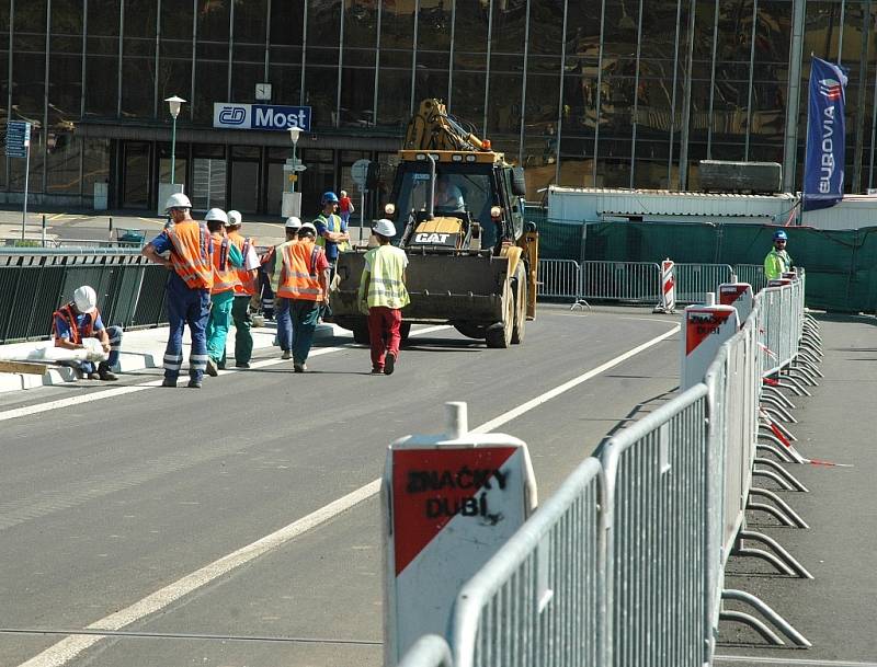 Demolice starého mostu u nádraží, kde už stojí nový silniční most a nová lávka pro pěší.