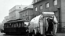 Dobové fotografie po nehodě úzkorozchodné tramvaje 1. listopadu 1960 v Mostě. 