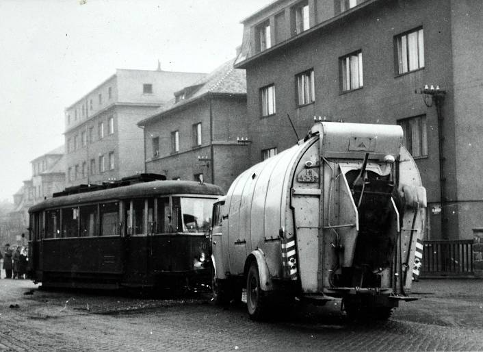 Dobové fotografie po nehodě úzkorozchodné tramvaje 1. listopadu 1960 v Mostě. 
