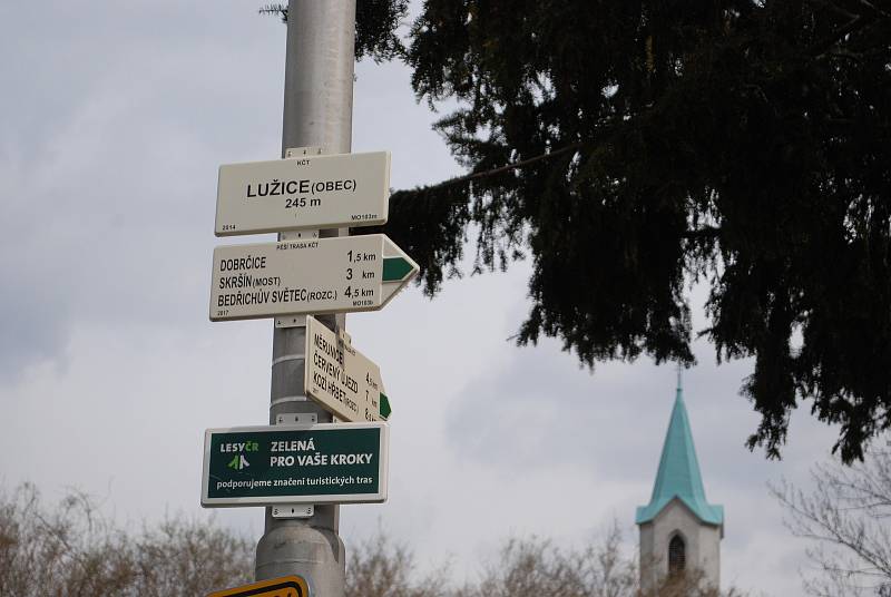 Obec Lužice, která má svou mateřskou školu, leží v CHKO České středohoří.