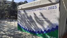 Radniční park v Mostě kolem 17. hodiny ve čtvrtek 25. května.