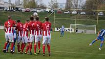 Městské derby mezi Souší (v červeném) a Mosteckým fotbalovým klubem ovládla Souš těsně 2:1.