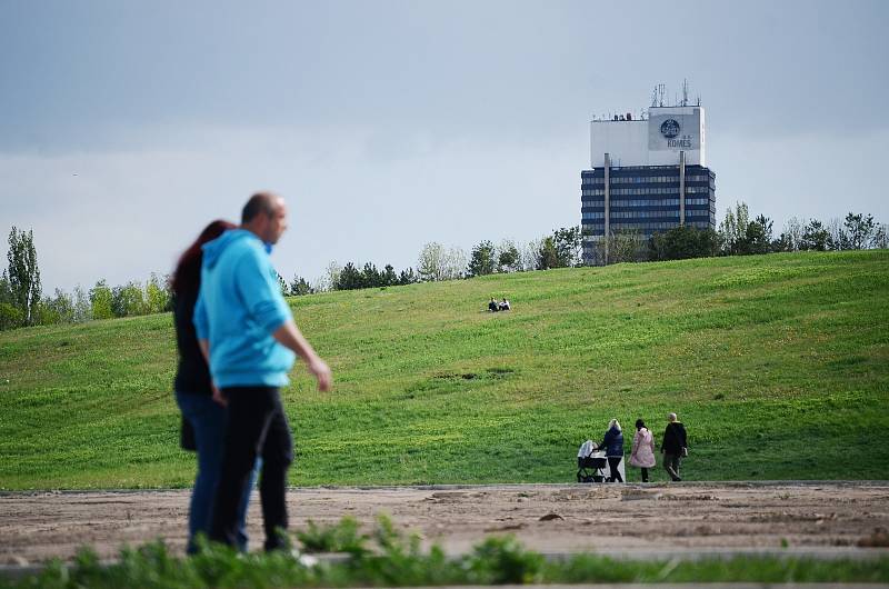 Jezero Most se už stává atrakcí, přestože přístup k vodě ještě není povolen kvůli výstavbě rekreačního zázemí na pobřeží.