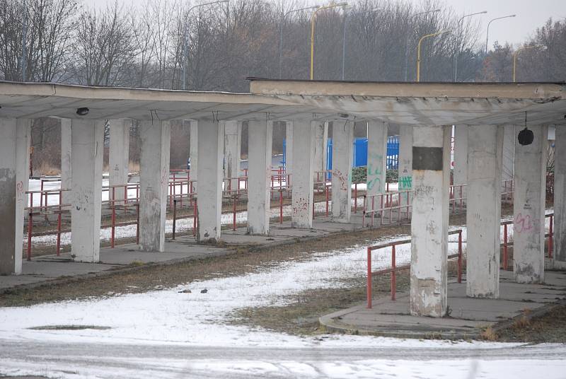 Opuštěné a nevyužívané autobusové nádraží vedle vlakového nádraží v Mostě v úterý 11. ledna 2022.