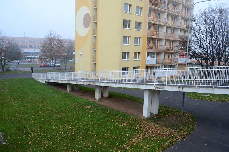 Rampa u bývalého obchodního střediska Obzor v Mostě je ve špatném stavu