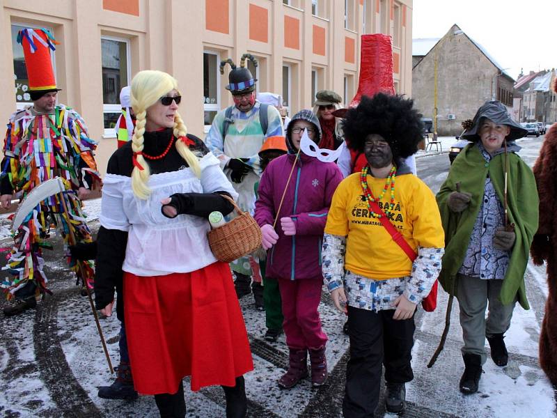 Tradiční masopustní průvod maškar prošel v sobotu dopoledne Horou Svaté Kateřiny.