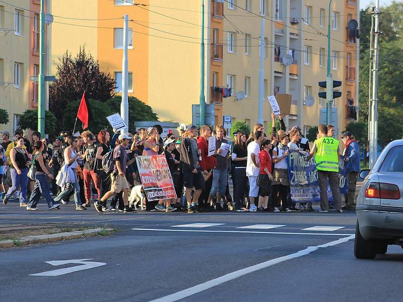 Pochod anarchistů Mostem.