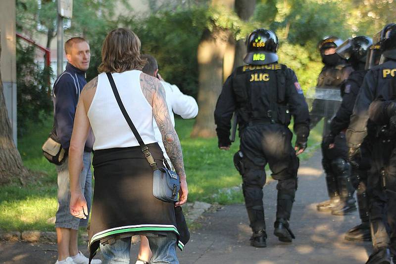 Policejní těžkooděnci řešili drobné šarvátky.