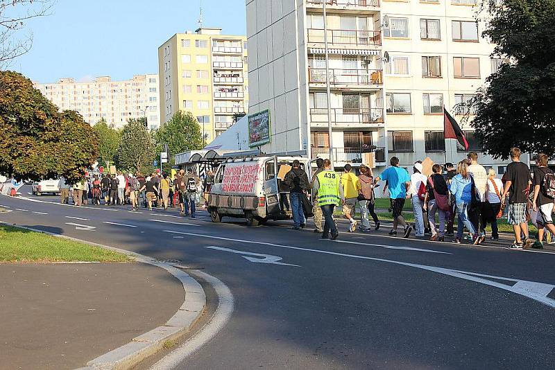 Pochod anarchistů Mostem.