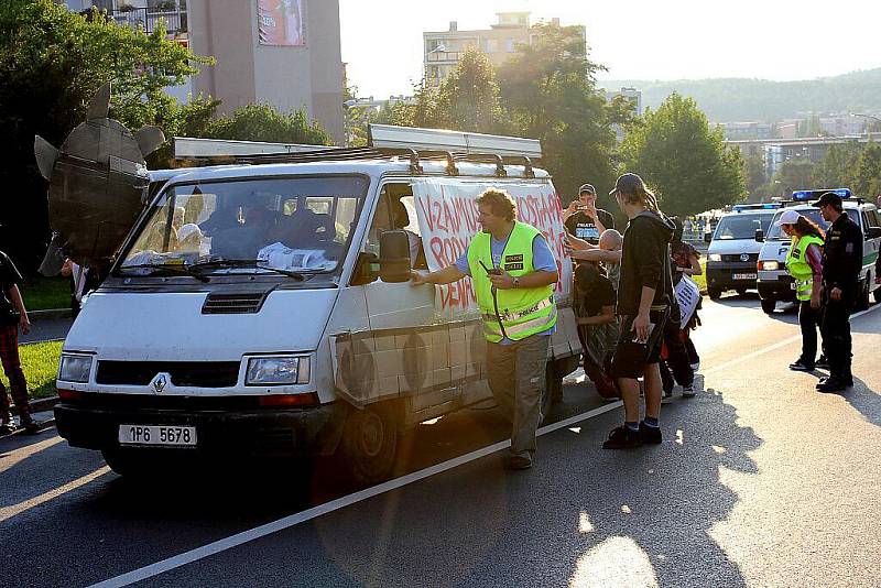 Alegorickému vozu anarchistů a ekologů došel dech ve stoupání vedle aquadromu.