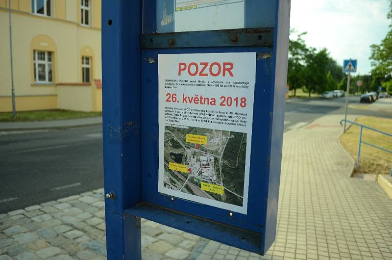 Pátek večer, příprava na sobotní slavnost u kostela.