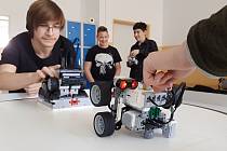 Soutěž v robotickém sumo pro žáky ZŠ v Soukromé střední škole pro marketing a ekonomiku podnikání v Mostě.