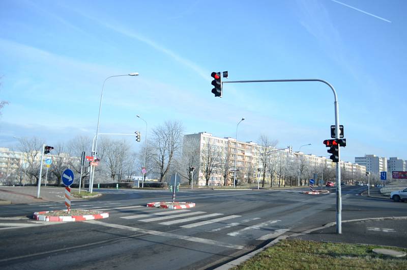 Na silnici v mostecké ulici Moskevská se zatím může parkovat jen podélně. Město ale chystá změnu.