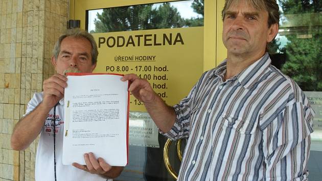  Ivan Dlouhý a Martin Martinovský ukazují u radnice petici. Ta v rušném městě myslí na uši a nervy obyvatel. 
