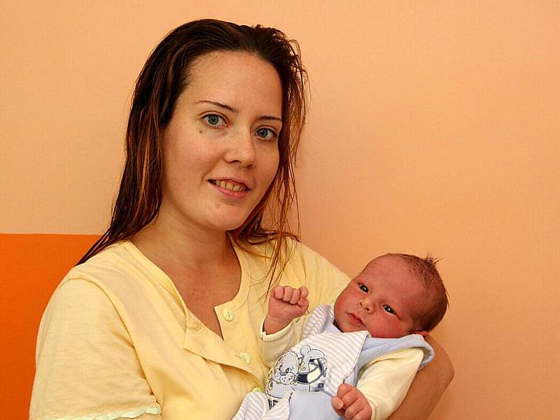 Mamince Lindě Hejdové Lindové z Litvínova se v chomutovské nemocnici 8. září ve 4.22 hodin narodil syn Viktor Hejda. Měřil 54 cm a vážil 3,55 kg.