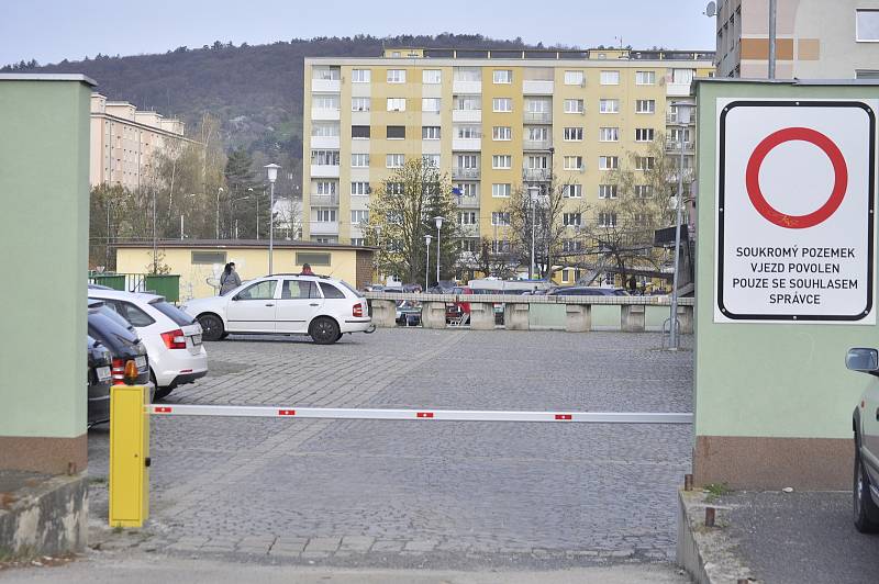 Tržnice u Kosmosu v sobotu ráno 24. dubna.