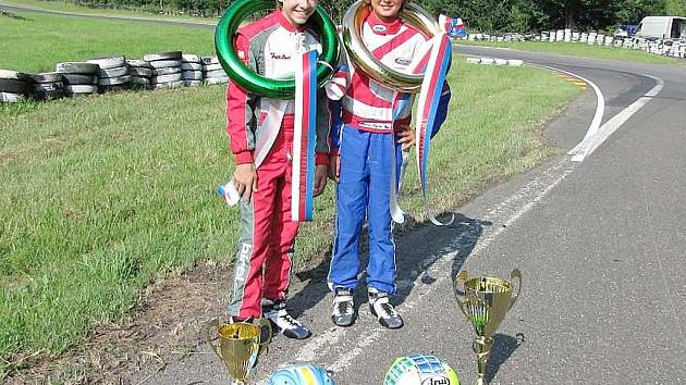 Mostečtí jezdci z HKC Racing Teamu vlevo Jan Janovský a vpravo Ondřej Nigrin.