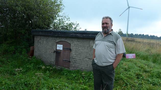 Myslivec Erich Ulbert stojí u zdroje vody na louce v horní části Mníšku.