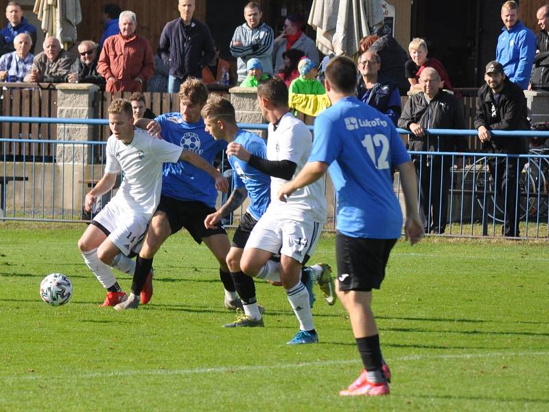 Dobroměřický Ondrej Matyáš se snaží překonat brankáře Ervěnic Petra Červenku. Dobroměřice vyhrály 4:1.