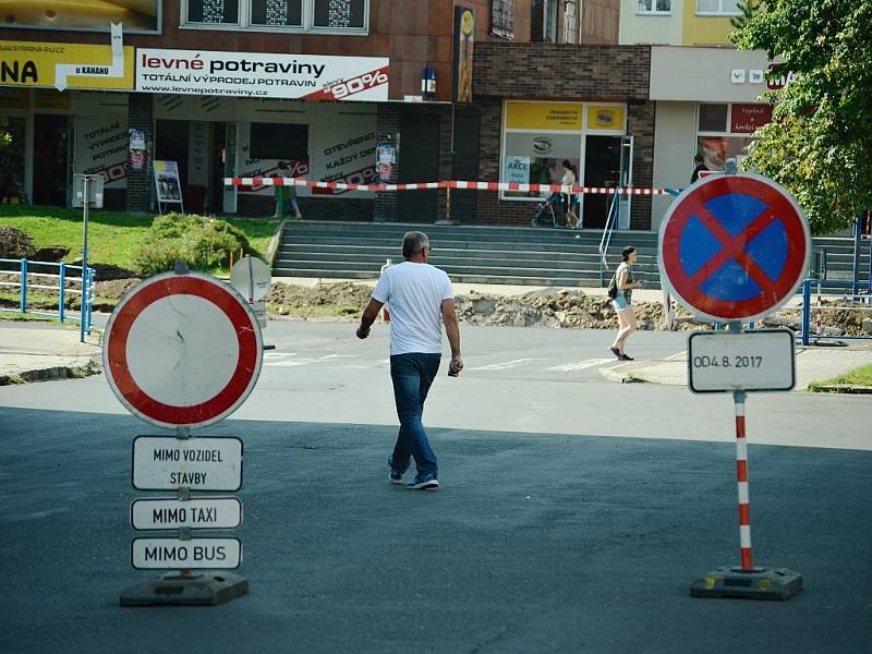 Část Mostu je rozkopaná kvůli různým investicím. Změny omezily dopravu u Kahanu i na dalších místech.