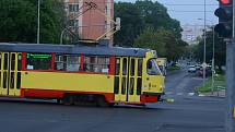 Třída Budovatelů v Mostě. Odtud se má rozšířit tramvajová trať do ulice Zdeňka Štěpánka a dál ke Kahanu a nádraží. Radnice si na to nechá udělat technickou studii proveditelnosti.