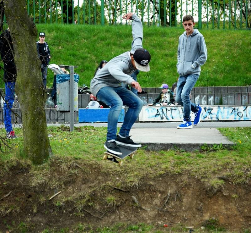 Závody ve skateparku v Mostě.