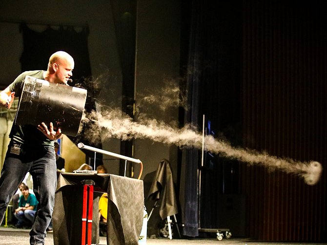 Vědec Akademie věd ČR a popularizátor chemie Michael Londesborough dětem zviditelnil proud vzduchu pomocí kouřového děla.