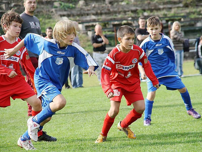 Mladí fotbalisté spojeného týmu FK Baník Souš a FŠ Most (v červeném) na archivním snímku