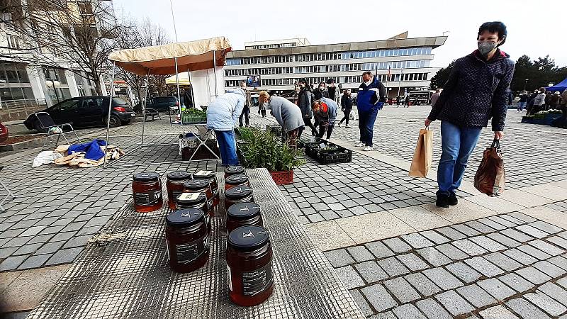 Farmářský trh na 1. náměstí v Mostě v sobotu 24. dubna.