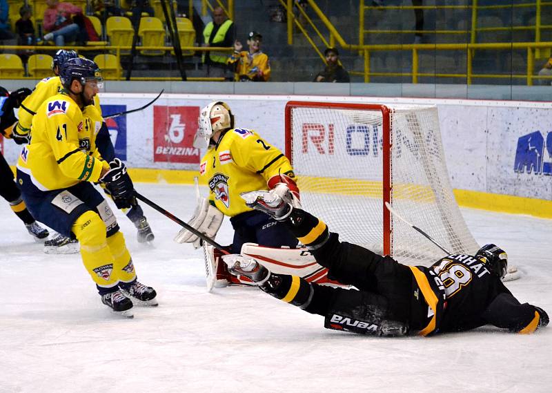 Generálka na novou extraligovou sezonu skončila výhrou Litvínova (v černém) 2:1.