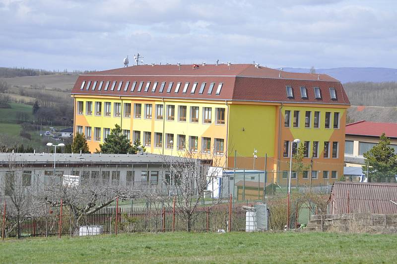 Obec Braňany, škola.