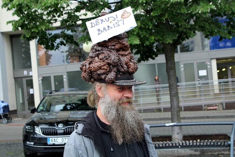 Na 150 odpůrců Andreje Babiše se v úterý zúčastnilo demonstrace v Mostě na 1. náměstí, kde vyjádřili podporu celostátní kampani Milion chvilek pro demokracii. Transparenty a proslovy kritizovali předsedu vlády, který se podle nich chová jako monarcha a mě